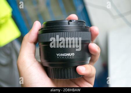 Batangas City, Batangas / Philippinen - 5. September 2020: Das 'Nifty Fifty' Yongnuo Kameraobjektiv auf der Hand eines Menschen Stockfoto