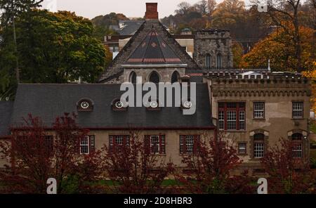 Syracuse, New York, USA. 29. Oktober 2020. Blick auf Grace Episcopal Church und Food Distribution Center in der Madison Street an der Syracuse University Hi Stockfoto