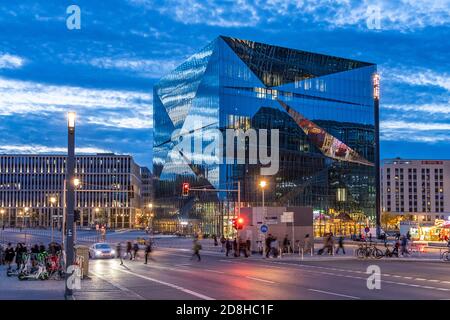 Das moderne Bürogebäude Cube Berlin auf dem Washingtonplatz in der Abenddämmerung, Berlin, Deutschland auf dem Smart Commercial Building Cube Berlin war Stockfoto