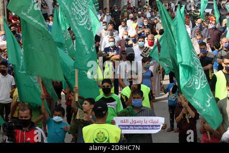 Rafah, Gaza. Oktober 2020. Palästinenser protestieren gegen die Veröffentlichung einer Karikatur des Propheten Mohammed in Frankreich während einer Demonstration in Rafah im südlichen Gazastreifen am Freitag, den 30. Oktober 2020. Die Palästinenser protestierten auch gegen die Äußerungen des französischen Präsidenten Emmanuel Macron, der in Nizza einen "islamistischen Terroranschlag" verurteilte und gleichzeitig die Meinungsfreiheit verteidigte. Foto von Ismael Mohamad/UPI Credit: UPI/Alamy Live News Stockfoto