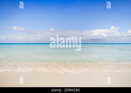 Schöne Meerlandschaft mit weißem Sand auf einer tropischen Insel.Meerblick vom tropischen Strand mit sonnigem Himmel. Stockfoto