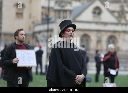 Opernsänger treten während eines Protestes auf, der mehr Mittel für die darstellenden Künste am Parliament Square in London fordert. Stockfoto