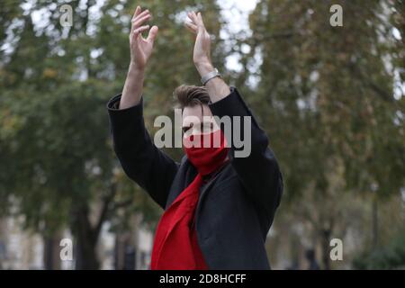 Opernsänger treten während eines Protestes auf, der mehr Mittel für die darstellenden Künste am Parliament Square in London fordert. Stockfoto