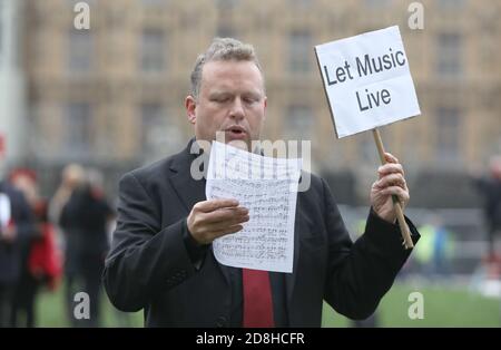 Opernsänger treten während eines Protestes auf, der mehr Mittel für die darstellenden Künste am Parliament Square in London fordert. Stockfoto