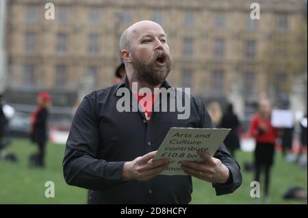 Opernsänger treten während eines Protestes auf, der mehr Mittel für die darstellenden Künste am Parliament Square in London fordert. Stockfoto