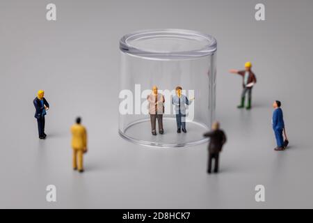 Quarantäne und soziale Distanzierung während covid-19 Virus Pandemie Konzept. Miniatur Menschen unter der Kuppel Stockfoto