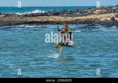 Fuerteventura, Spanien : 2020. Oktober 2 : Männer im prätischen FOILBOARD in den Playas de los Charcos in El Cotillo auf Fuerteventura im Sommer 2020. Stockfoto