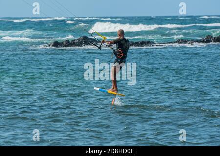 Fuerteventura, Spanien : 2020. Oktober 2 : Männer im prätischen FOILBOARD in den Playas de los Charcos in El Cotillo auf Fuerteventura im Sommer 2020. Stockfoto