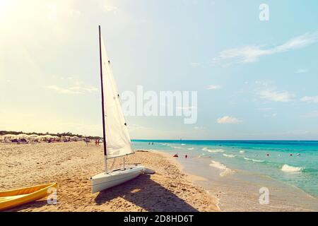 Schöne Meereslandschaft mit klarem türkisfarbenem Wasser. Segelschiffe sind auf dem Sand geparkt. Schöner Strand von Varadero in Kuba an einem sonnigen Sommertag Stockfoto