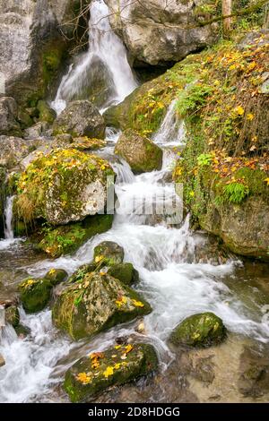 Wasserfälle und Pisten. Myra fällt in Niederösterreich. Stockfoto