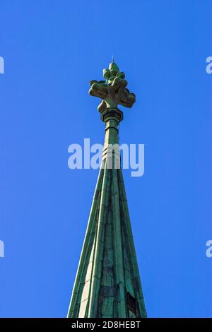 Kirchturm mit Turm gegen einen blauen Himmel Stockfoto