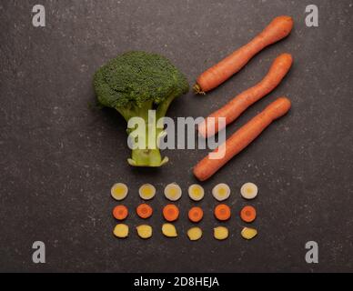 Frisch und roh Brokkoli und Karotten, mit Lauch und Ingwer in Runden geschnitten. Stockfoto