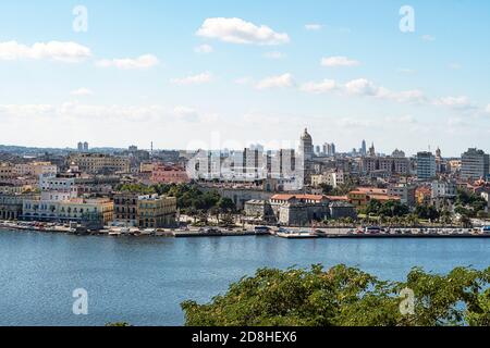 Sehr detailreiche Panoramaaussicht. Schöner Panoramablick auf die Altstadt von Havanna vom alten Leuchtturm. Stockfoto