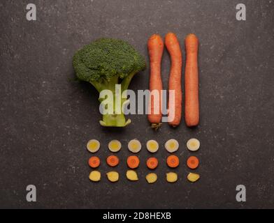 Frisch und roh Brokkoli und Karotten, mit Lauch und Ingwer in Runden geschnitten. Stockfoto