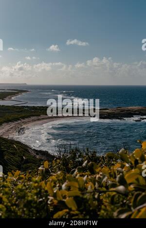 Eine schöne Landschaft von Stränden und kleinen Hügeln in Guadeloupe Insel Stockfoto