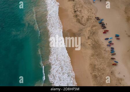 Bunte Fischerboote säumen den Strand auf der Insel Maio in Cabo Verde. Stockfoto