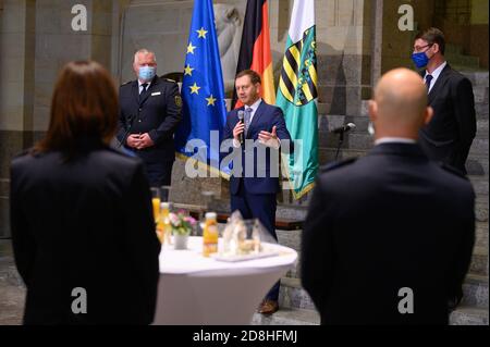 Dresden, Deutschland. Oktober 2020. Horst Kretzschmar (l-r), Staatspolizeipräsident, Michael Kretschmer (CDU), Ministerpräsident von Sachsen, und Roland Wöller (CDU), Innenminister von Sachsen, stehen bei einer Zeremonie im Staatskanzlei für die letzte Ausbildung in der sächsischen Wachpolizei. Quelle: Sebastian Kahnert/dpa-Zentralbild/ZB/dpa/Alamy Live News Stockfoto