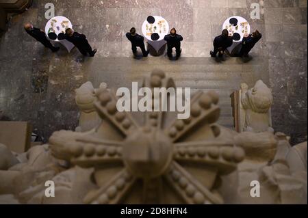 Dresden, Deutschland. Oktober 2020. Teilnehmer und Gäste stehen in der Staatskanzlei bei einer Zeremonie zum letzten Ausbildungskurs in der Sächsischen Wachpolizei. Quelle: Sebastian Kahnert/dpa-Zentralbild/ZB/dpa/Alamy Live News Stockfoto