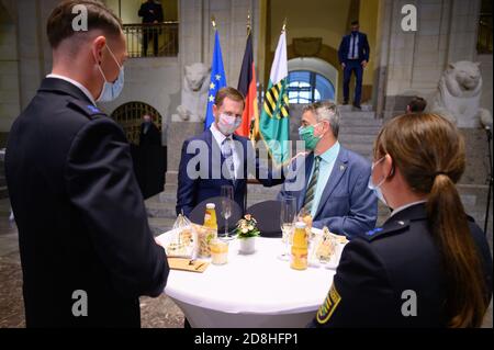 Dresden, Deutschland. Oktober 2020. Michael Kretschmer (CDU, 2. V.l.), Ministerpräsident von Sachsen, und Hagen Husgen (2. V.r.), Landesvorsitzender der Sächsischen Polizeigewerkschaft, nehmen an einer Feierstunde zum letzten Ausbildungsgang in der Sächsischen Wachpolizei im Staatskanzlei Teil. Quelle: Sebastian Kahnert/dpa-Zentralbild/ZB/dpa/Alamy Live News Stockfoto