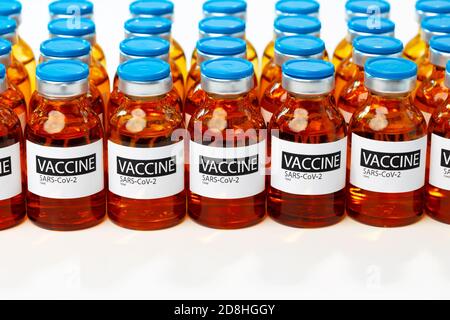 SARS-COV-2 Impfstoffflaschen auf weißem Tisch Stockfoto