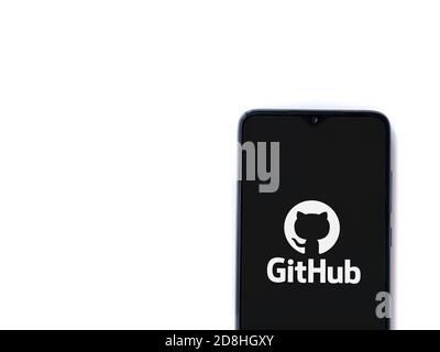 LOD, Israel - 8. Juli 2020: GitHub App Launch Screen mit Logo auf dem Display eines schwarzen Smartphone auf weißem Hintergrund isoliert. Draufsicht flach Stockfoto