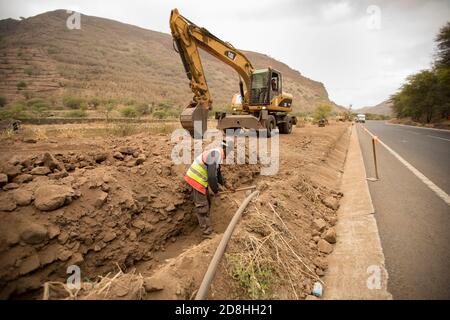 Auf der Insel Santiago, Cabo Verde, arbeitet eine Baucrew an der Installation einer neuen Wasserleitung unterirdisch. Stockfoto