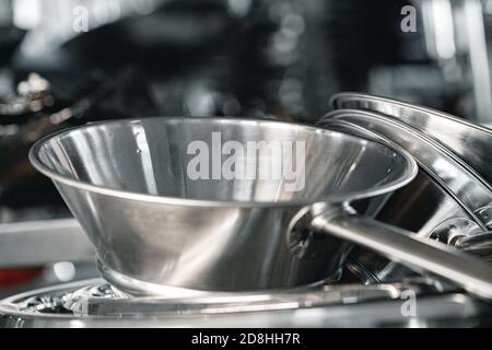 Industrielle Aluminiumsäuler auf professionelle Küche Nahaufnahme Stockfoto