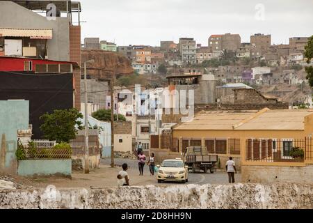 Einkommensschwache Wohnviertel mit Häusern und Wohngebäuden in Praia, Cabo Verde, Afrika. Stockfoto