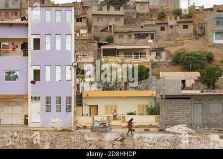 Einkommensschwache Wohnviertel mit Häusern und Wohngebäuden in Praia, Cabo Verde, Afrika. Stockfoto