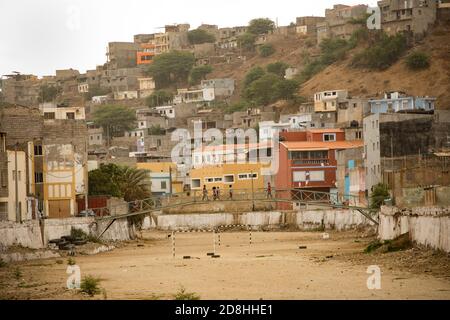 Einkommensschwache Wohnviertel mit Häusern und Wohngebäuden in Praia, Cabo Verde, Afrika. Stockfoto