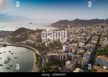 Mindelo ist die farbenfrohe und lebendige Hafenhauptstadt der Insel Sao Vicente, Cabo Verde. Stockfoto