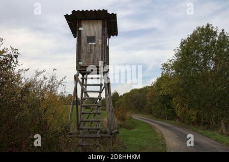 Hoher Sitz der Holzjäger in ländlicher Landschaft Stockfoto