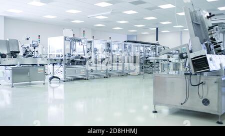 Schuss von sterilen Präzisionsfertigungslabor mit 3D-Druckern, Super-Computern und anderen elektrischen Geräten und Maschinen geeignet für Stockfoto