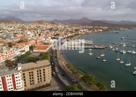 Mindelo ist die farbenfrohe und lebendige Hafenhauptstadt der Insel Sao Vicente, Cabo Verde. Stockfoto