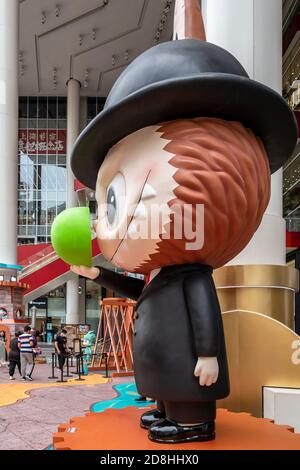 Popmart hält eine große Blindkastenausstellung, darunter eine 4.5 Meter hohe Puppe namens Labubu, die viele Besucher in Shanghai, China, anzieht, 21 September Stockfoto