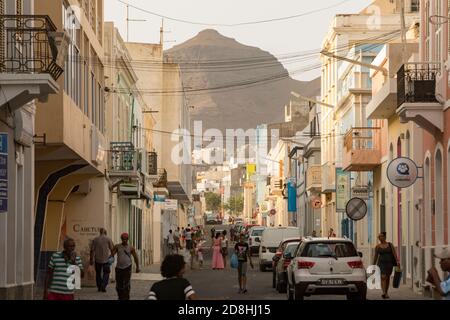 Mindelo ist die lebendige, farbenfrohe Hauptstadt von Sao Vicente, Cabo Verde. Stockfoto