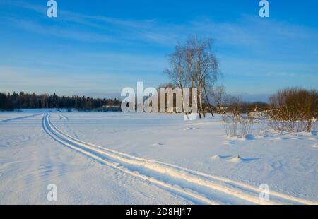 Sonnige Winterlandschaft mit Wanderweg im Tiefschnee Stockfoto