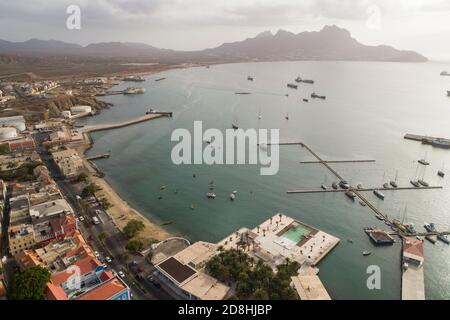 Mindelo ist die farbenfrohe und lebendige Hafenhauptstadt der Insel Sao Vicente, Cabo Verde. Stockfoto