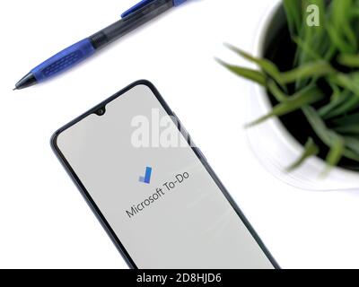 LOD, Israel - 8. Juli 2020: Moderner minimalistischer Büroarbeitsplatz mit schwarzem Smartphone mit Microsoft, um App-Launch-Bildschirm mit Logo auf weiß zu tun Stockfoto