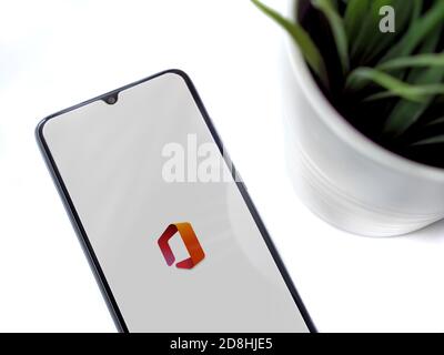 LOD, Israel - 8. Juli 2020: Moderner minimalistischer Büroarbeitsplatz mit schwarzem Smartphone mit Microsoft Office App Launch Screen mit Logo auf weiß Stockfoto