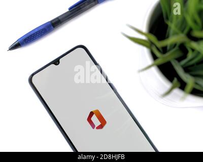 LOD, Israel - 8. Juli 2020: Moderner minimalistischer Büroarbeitsplatz mit schwarzem Smartphone mit Microsoft Office App Launch Screen mit Logo auf weiß Stockfoto