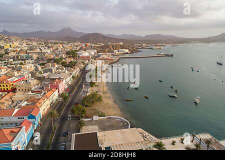 Mindelo ist die farbenfrohe und lebendige Hafenhauptstadt der Insel Sao Vicente, Cabo Verde. Stockfoto