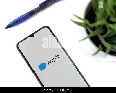 LOD, Israel - 8. Juli 2020: Moderner minimalistischer Büroarbeitsplatz mit schwarzem Smartphone mit Any.do App Launch Screen mit Logo auf weißem Hintergrund Stockfoto
