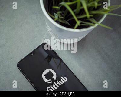 LOD, Israel - 8. Juli 2020: Moderner minimalistischer Büroarbeitsplatz mit schwarzem Smartphone mit GitHub App Launch Screen mit Logo auf Marmor-Backgrou Stockfoto