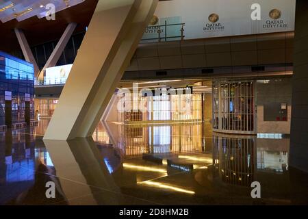 Ein Duty Free-Shop ist außer Betrieb, leer, geschlossen. Auf dem Hamad International Airport in Doha, Katar während der Covid-19, Corona Virus Pandemie. Stockfoto