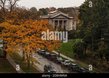Syracuse, New York, USA. 29. Oktober 2020. Blick auf den Syracuse University Hill und Temple Concord an einem kalten und regnerischen Oktobernachmittag Stockfoto