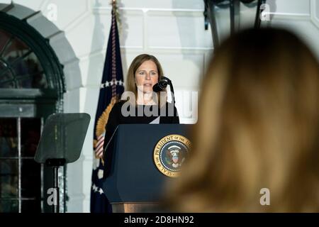 Amy Coney Barrett, Associate Justice am Obersten Gerichtshof, hält während ihrer Vereidigung auf dem South Lawn des Weißen Hauses am 26. Oktober 2020 in Washington, DC, eine Rede. Stockfoto