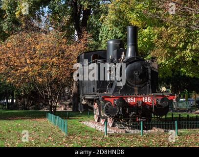 Alte schwarze Dampflokomotive in einem öffentlichen Park auf Ein sonniger Herbst day.Como,Italy Stockfoto