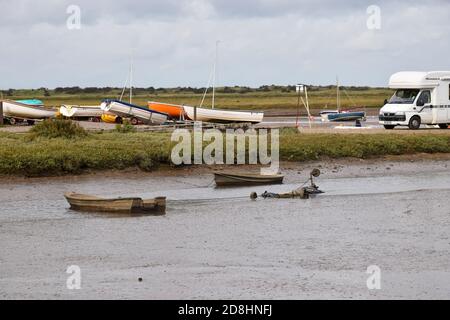 Segelboote auf trockenem Land, am Fluss Stockfoto