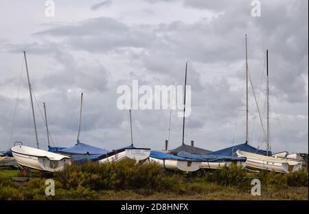 Überdachte Segelboote auf trockenem Land Stockfoto